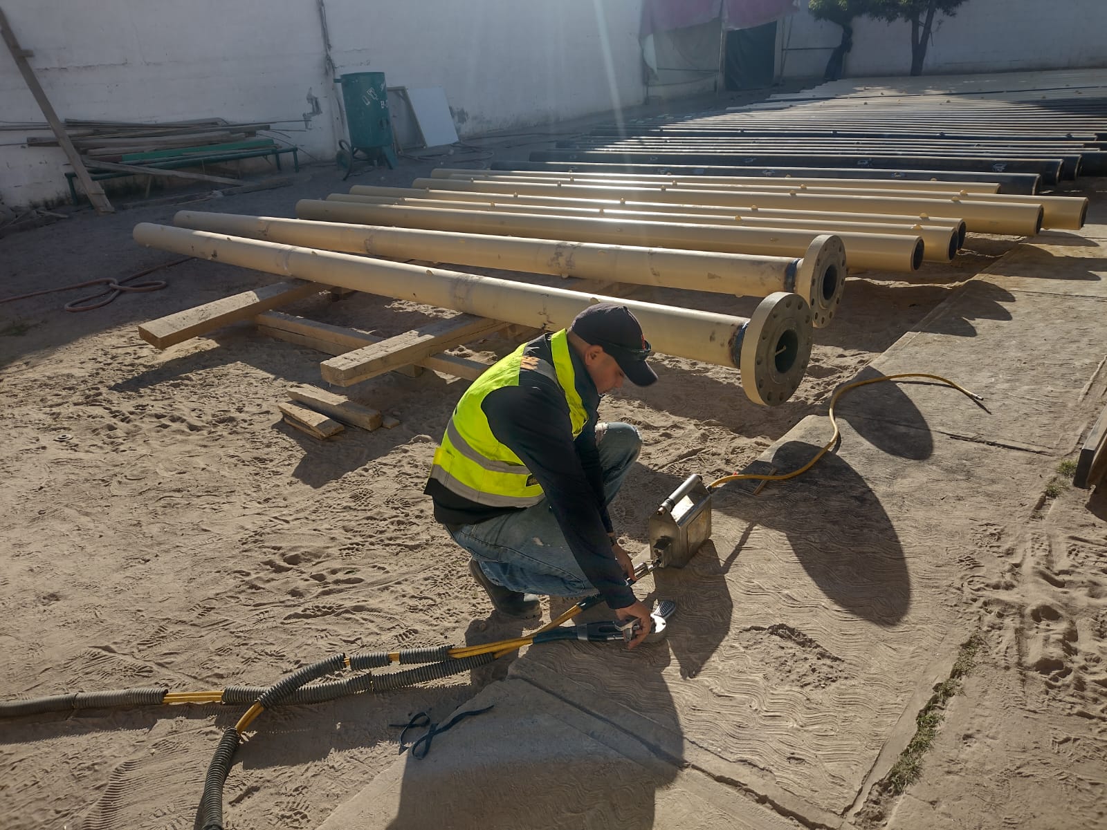 Montaje de red de tuberías en entorno industrial